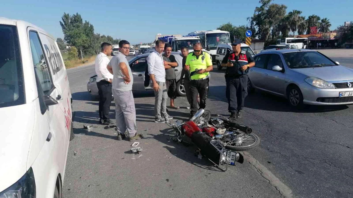 Manavgat\'ta otomobile çarpan motosikletin sürücüsü ağır yaralandı