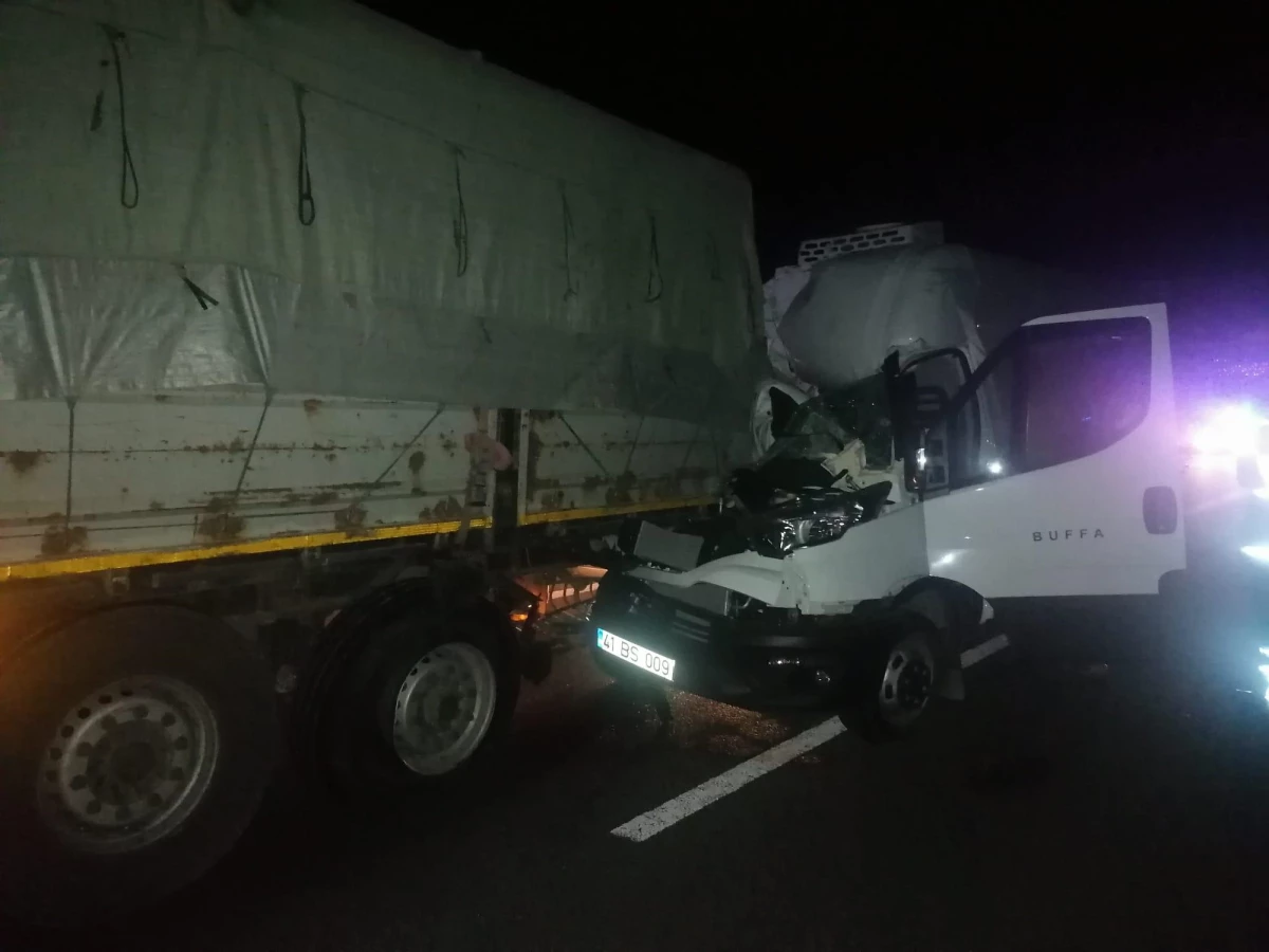 Manisa\'da tıra arkadan çarpan kamyonetteki yolcu yaşamını yitirdi