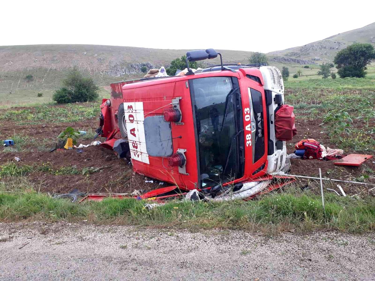 Son dakika... Marmaris yangınından dönen ekip Afyonkarahisar\'da kaza yaptı