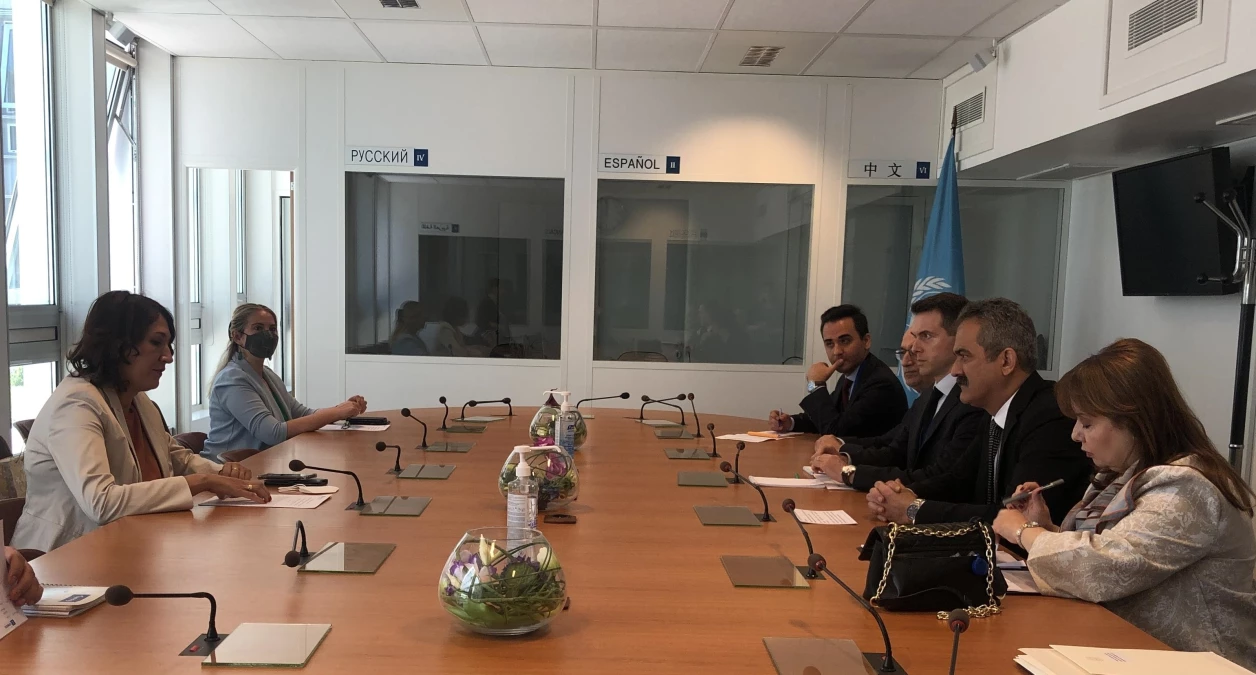 Milli Eğitim Bakanı Mahmut Özer, Paris\'te iki görüşmelerde bulundu