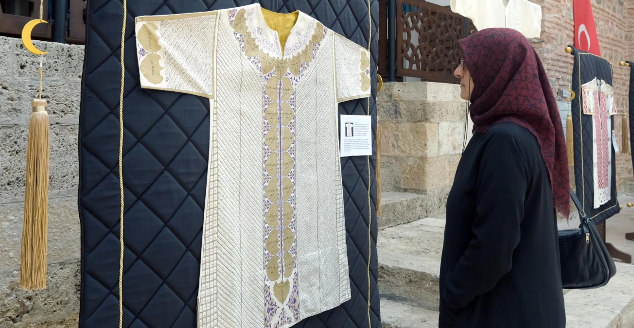 Osmanlı padişahlarının "dualı gömleklerinin" replikaları sergilendi