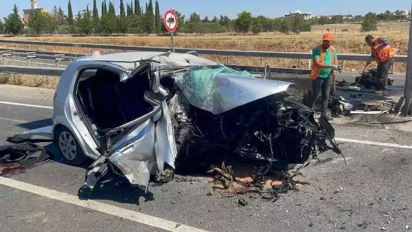 Otomobil, bariyerlere çarparak devrildi: 3 ölü, 1 yaralı