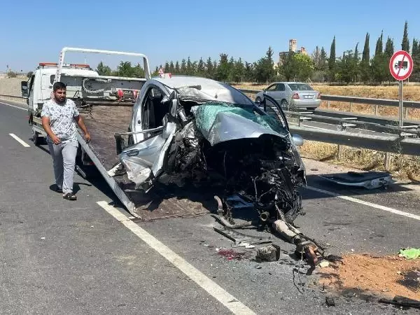 Otomobil, bariyerlere çarparak devrildi: 3 ölü, 1 yaralı