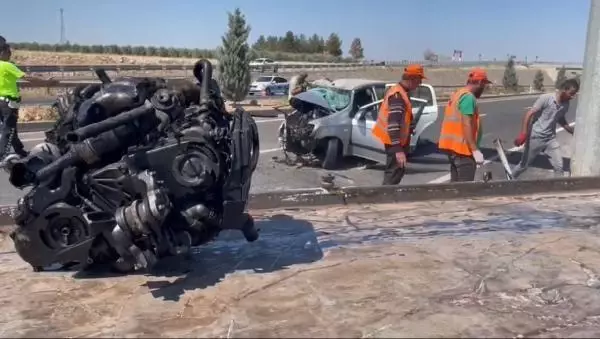 Otomobil, bariyerlere çarparak devrildi: 3 ölü, 1 yaralı