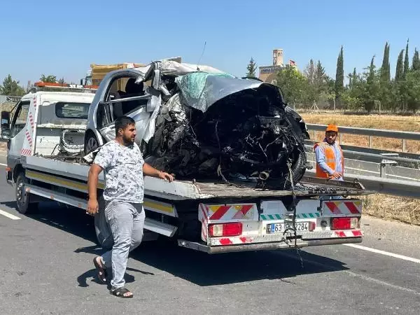 Otomobil, bariyerlere çarparak devrildi: 3 ölü, 1 yaralı