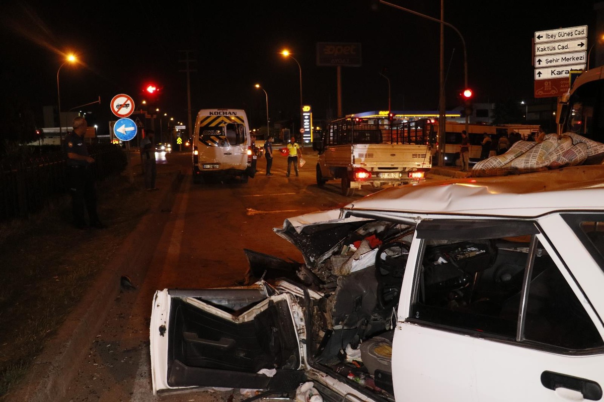 Otomobil işçi servisine arkadan çarptı: 6 yaralı