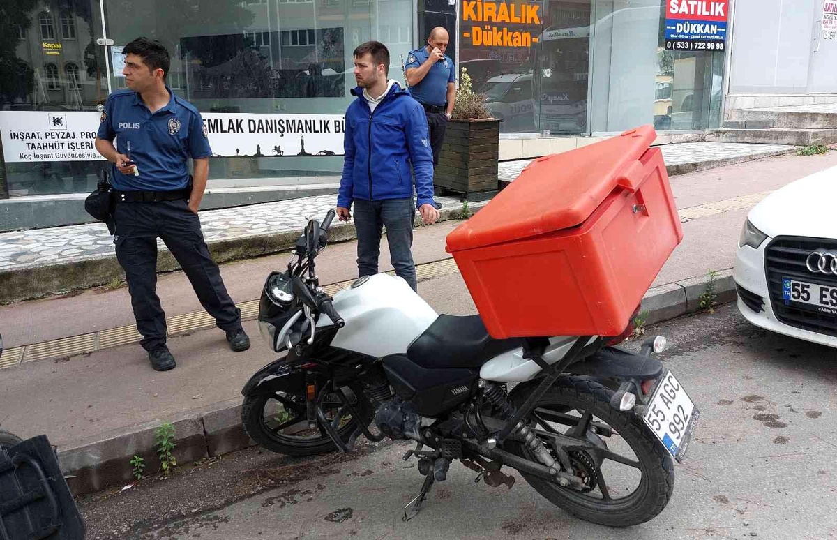 Samsun\'da motosiklet yayaya çarptı: 2 yaralı