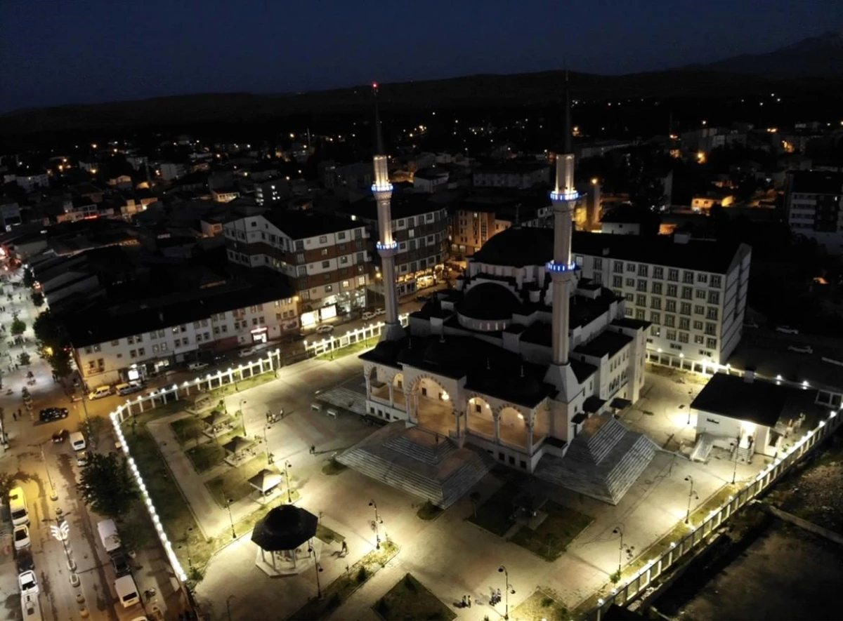 Selçuklu mimarisiyle yapılan Recep Tayyip Erdoğan Camii göz kamaştırıyor