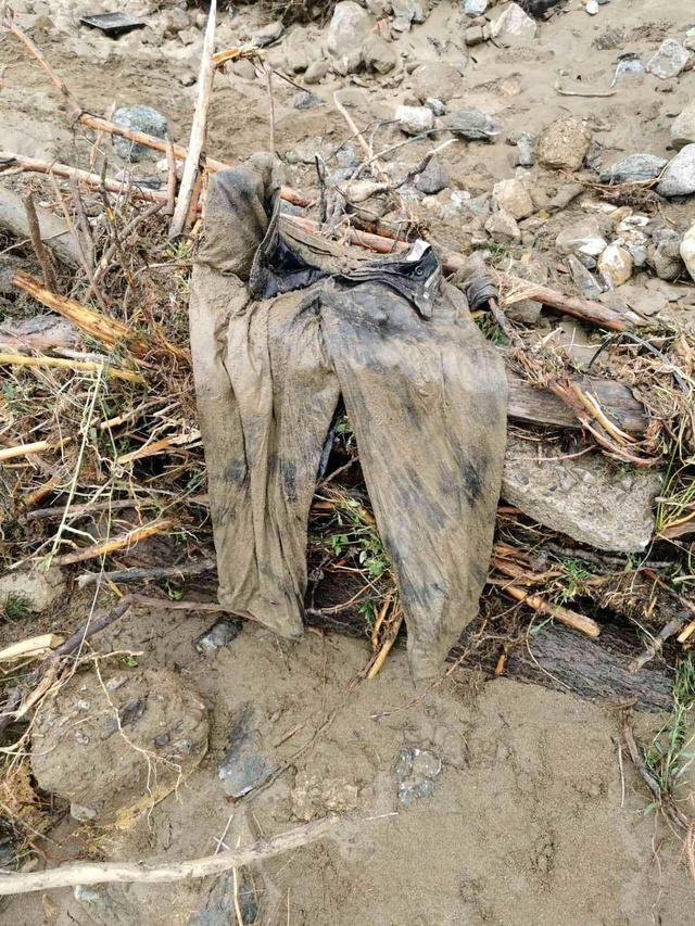 Selde kaybolan 22 yaşındaki gencin kıyafeti ve ayakkabısı bulundu, acılı dede gözyaşlarına boğuldu Selde kaybolan 22 yaşındaki gencin kıyafeti ve ayakkabısı bulundu, acılı dede gözyaşlarına boğuldu