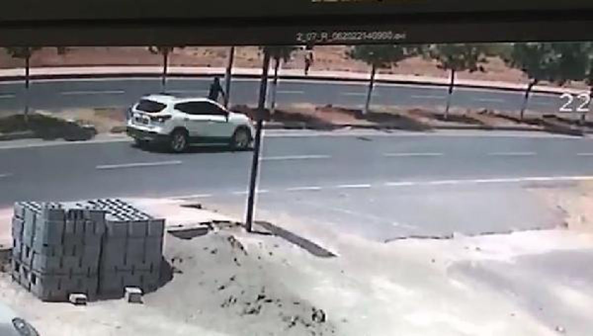 Seyir halindeki otomobile silahlı saldırı kamerada