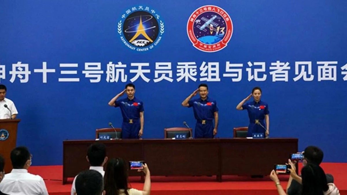 Shenzhou-13 Astronotları Karantina ve İyileşme Sürecinin Ardından İlk Kez Basının Karşısına Çıktı