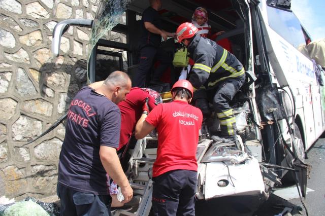 TEM'de büyük kaza, 11 araç birbirine girdi TEM'de büyük kaza, 11 araç birbirine girdi