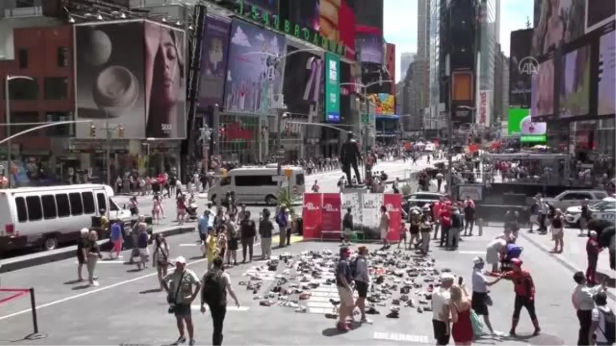 Times Meydanı\'na 15 Temmuz şehitleri anısına 251 çift ayakkabı konuldu