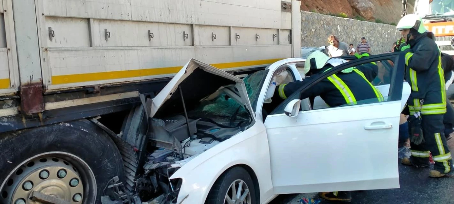 Tıra ok gibi saplanan otomobildeki 2 kişi yaralandı