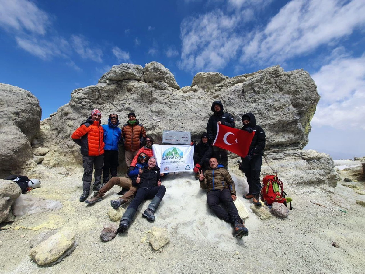 Türk dağcılar İran\'daki Demavend Dağı\'nın zirvesinde bayrak açtı