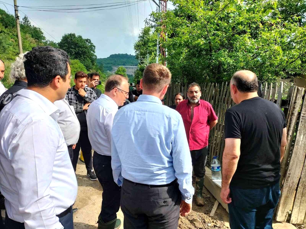Zonguldak Valisi Tutulmaz, sel bölgesinde incelemelerde bulundu