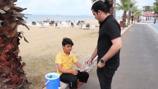 13 yaşındaki Alperen, su ve limonata satıp gelirini Mehmetçik Vakfı'na bağışlıyor 13 yaşındaki Alperen, su ve limonata satıp gelirini Mehmetçik Vakfı'na bağışlıyor