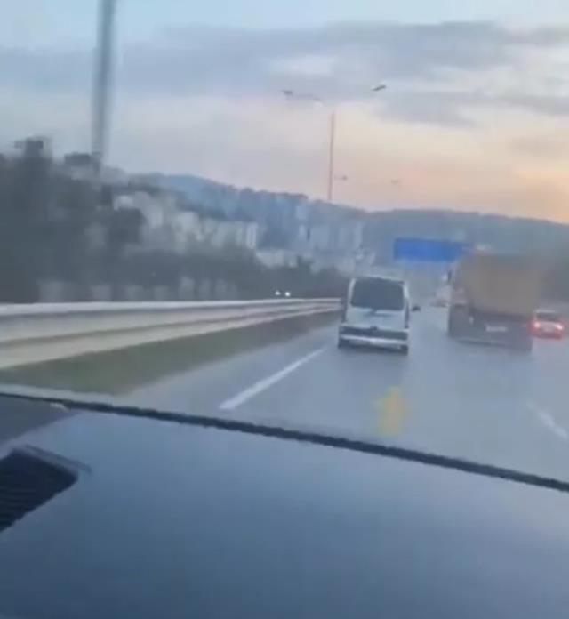 Abdülkadir Ömür büyük tehlike yaşattı! Trabzonsporlu yıldızın trafikteki hareketlerine tepki yağdı Abdülkadir Ömür büyük tehlike yaşattı! Trabzonsporlu yıldızın trafikteki hareketlerine tepki yağdı