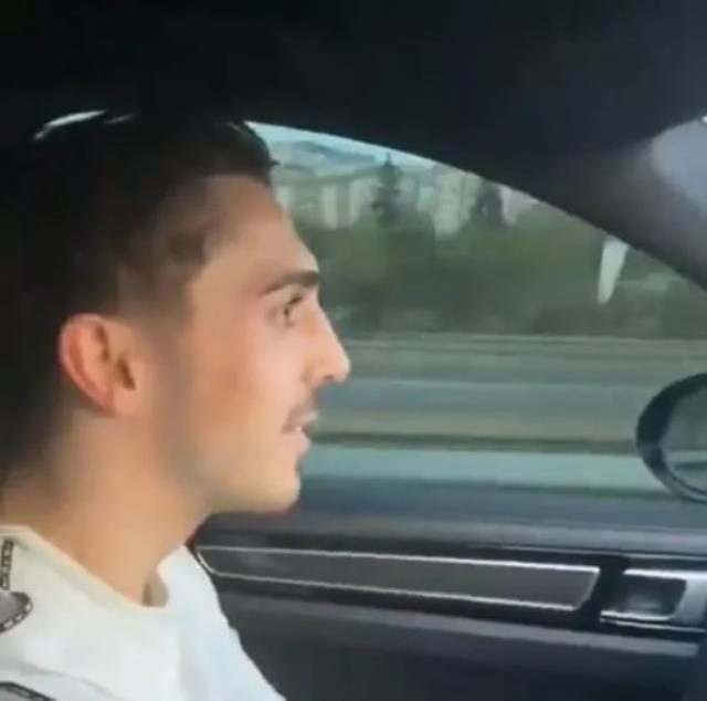 Abdülkadir Ömür büyük tehlike yaşattı! Trabzonsporlu yıldızın trafikteki hareketlerine tepki yağdı Abdülkadir Ömür büyük tehlike yaşattı! Trabzonsporlu yıldızın trafikteki hareketlerine tepki yağdı
