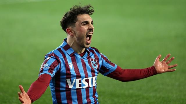 Abdülkadir Ömür büyük tehlike yaşattı! Trabzonsporlu yıldızın trafikteki hareketlerine tepki yağdı Abdülkadir Ömür büyük tehlike yaşattı! Trabzonsporlu yıldızın trafikteki hareketlerine tepki yağdı