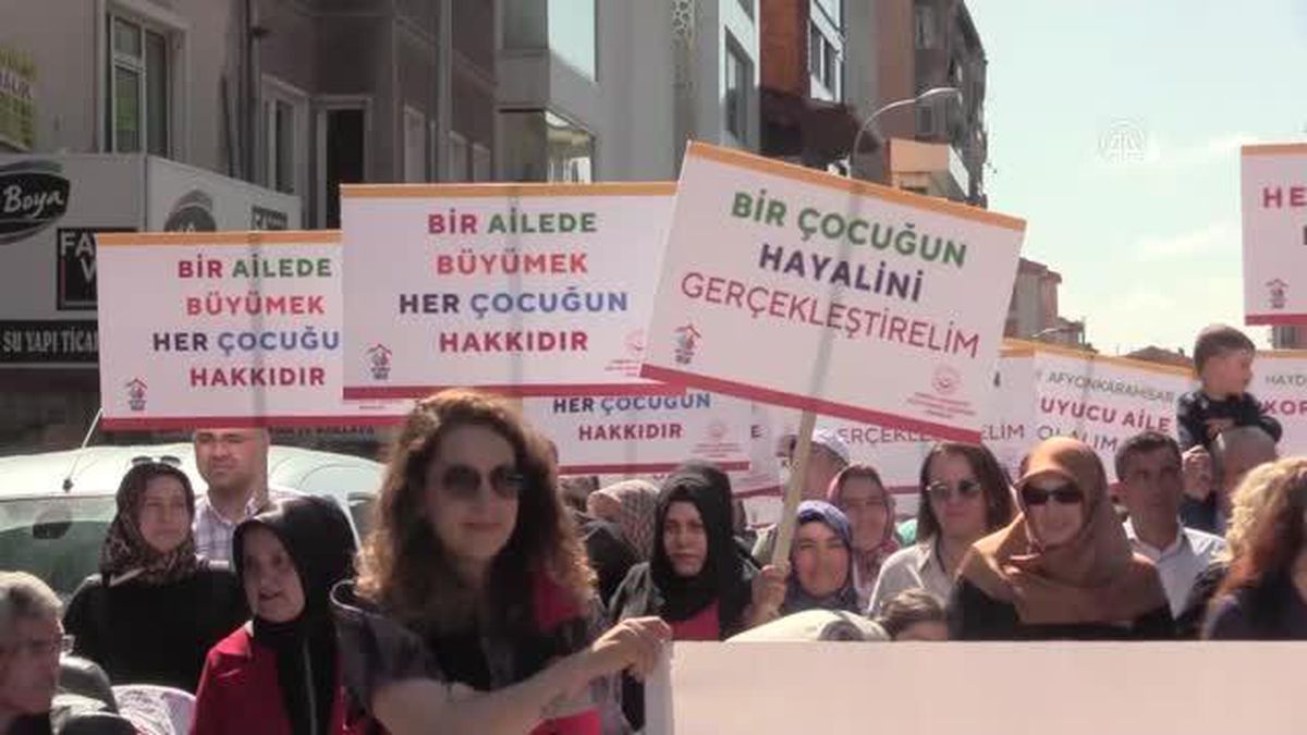 AFYONKARAHİSAR - 'Koruyucu Aile Kortej Yürüyüşü' yapıldı