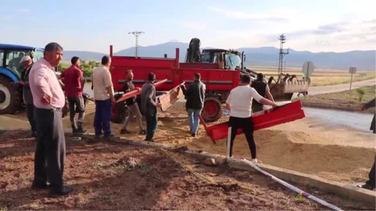 Son Dakika | AFYONKARAHİSAR - Römorka çarpan otomobildeki 1 kişi öldü, 5 kişi yaralandı