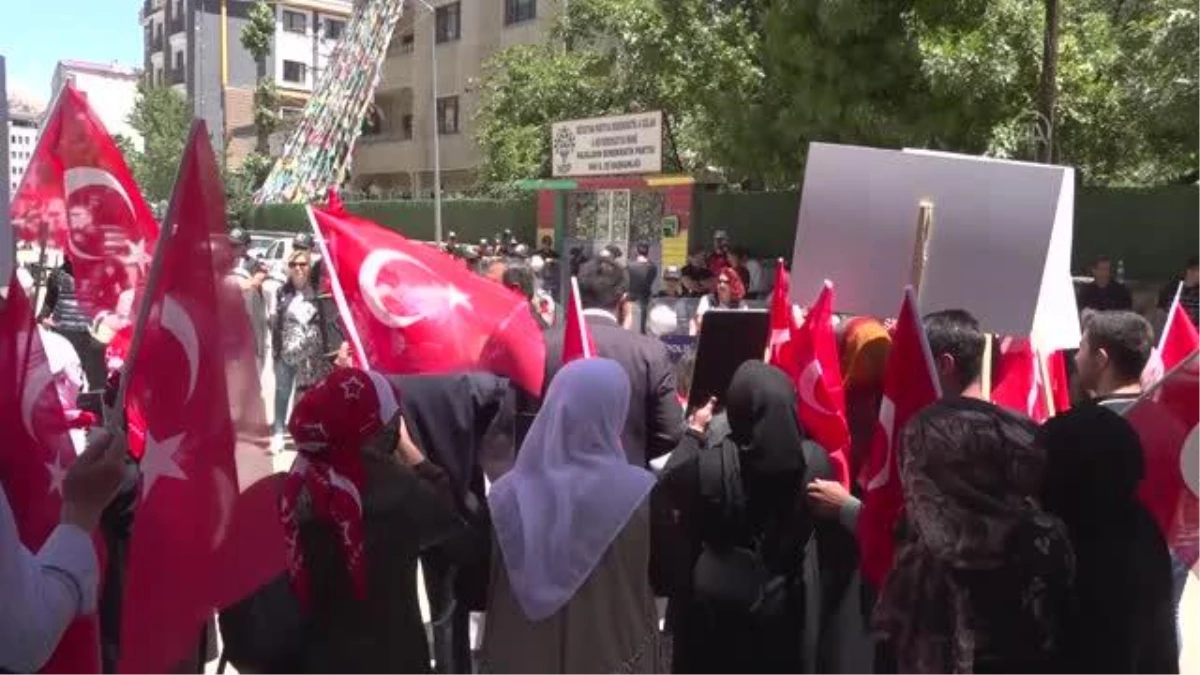 Aileler çocuklarına kavuşmak için HDP İl Başkanlığı önündeki eylemlerini sürdürdü