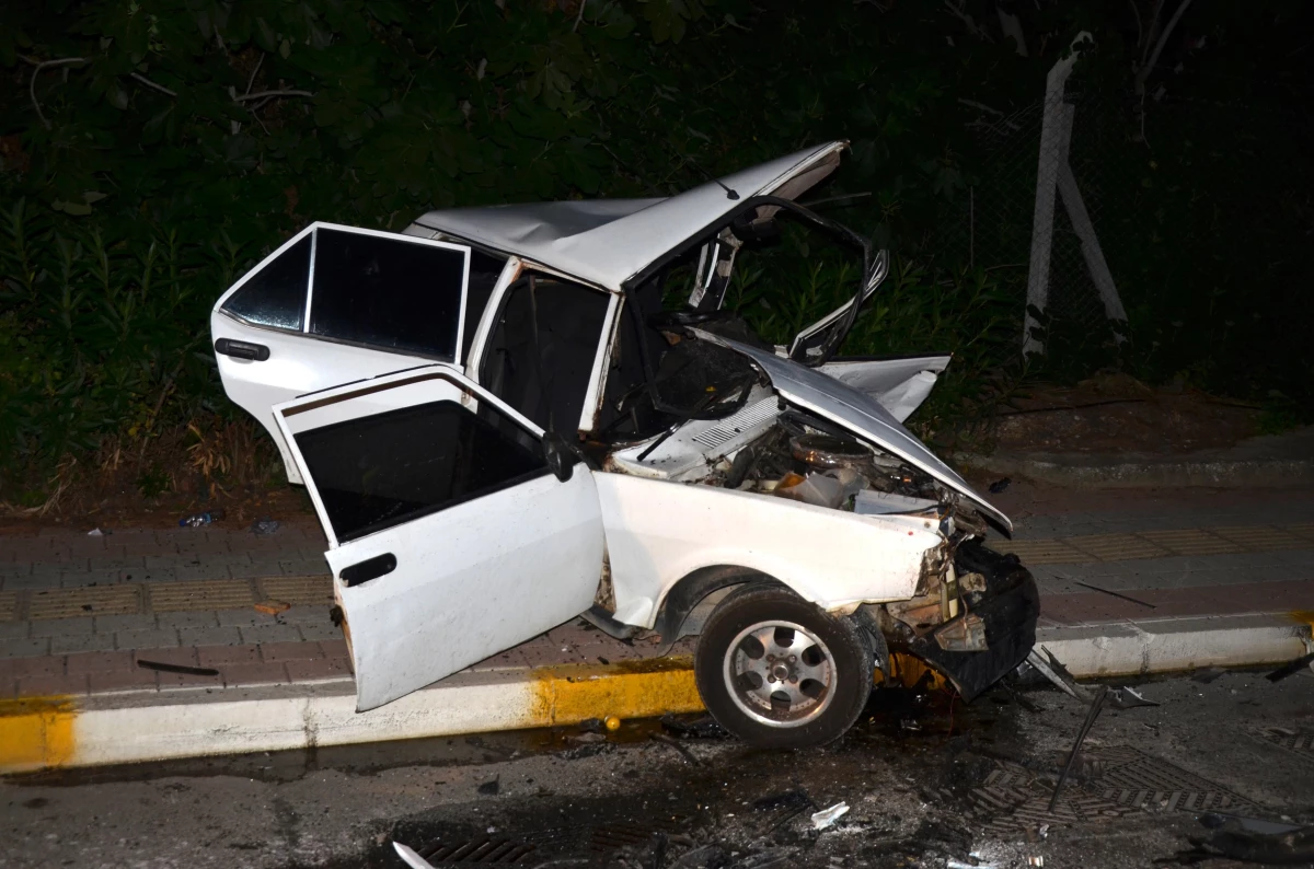 Antalya\'da iki otomobilin çarpışması sonucu 1 kişi öldü