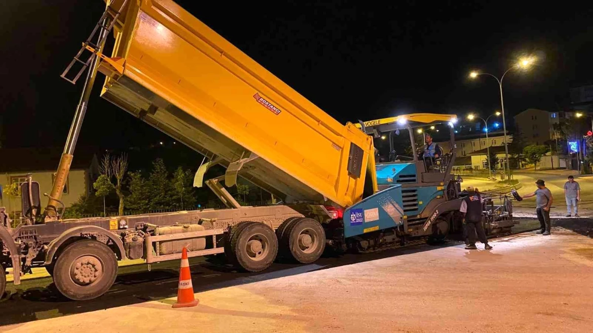 Asfaltlama çalışmasının tamamlanması için gece gündüz çalışıyorlar