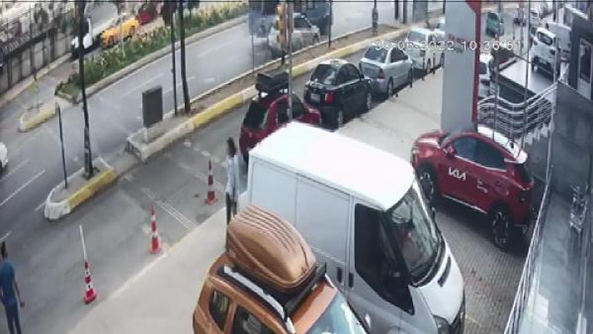 Ataşehir\'de minibüs ile otomobilin karıştığı kaza kamerada