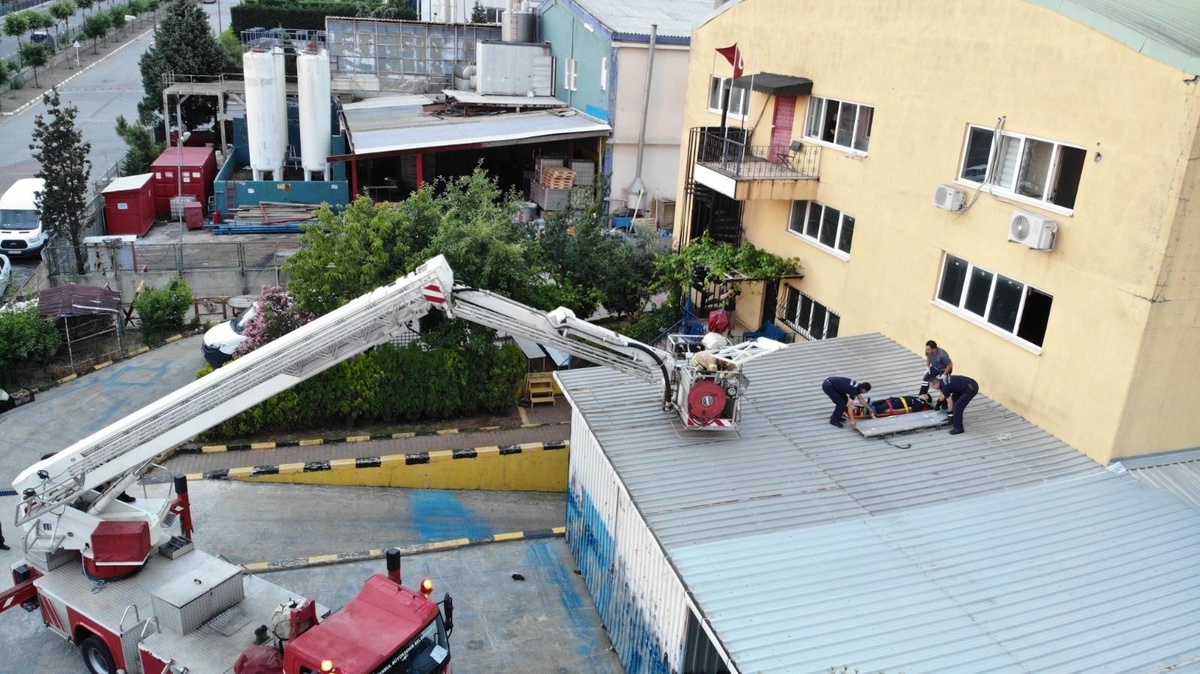 Babasının iş yerine gelen 13 yaşındaki çocuk, camdan sarkıp düştü