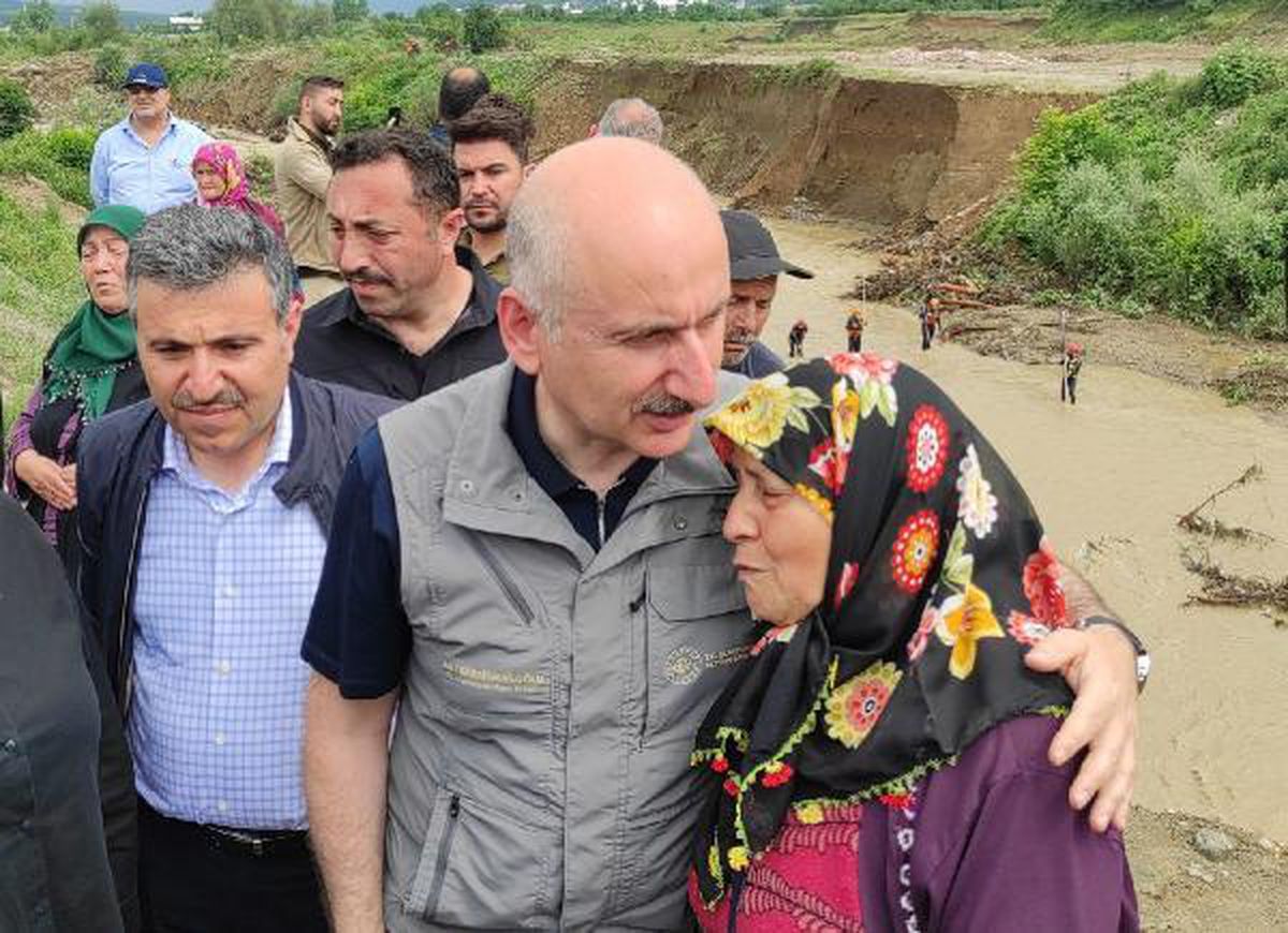 Son dakika! Bakan Karaismailoğlu, selden etkilenen Düzce\'de incelemelerde bulundu