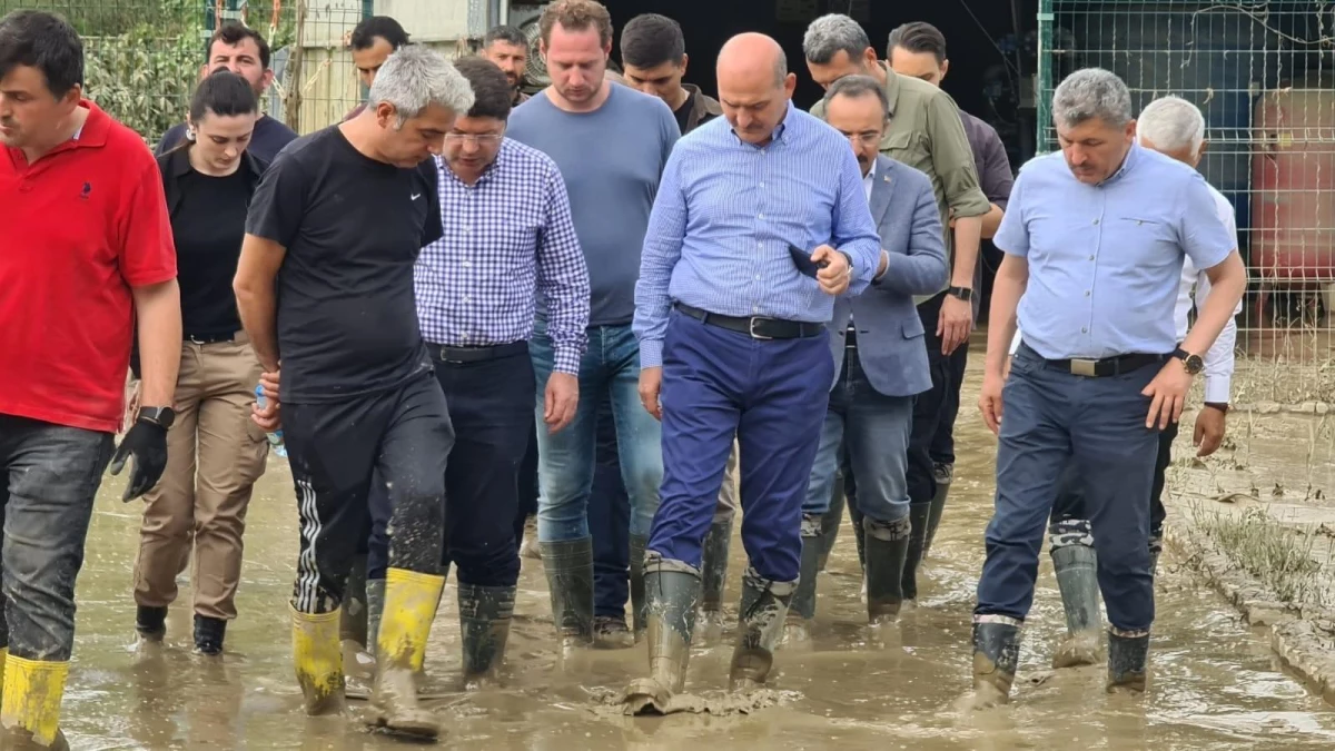 Son dakika haberi... Bakan Soylu, Bartın\'da selin ardından temizlik çalışmalarını inceledi