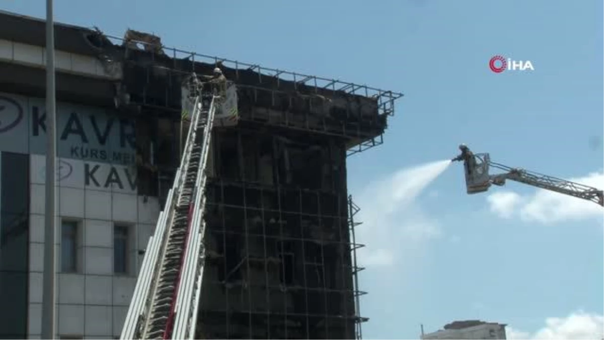 Son dakika haber | Başakşehir\'de dış cephe çalışması yapılan binada yangın çıktı