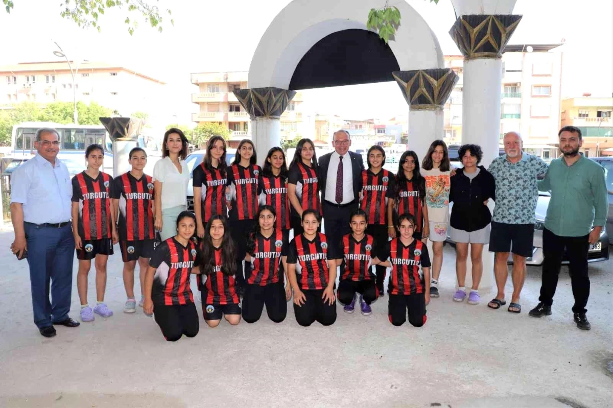 Başkan Akın hentbol takımını Antalya\'ya uğurladı