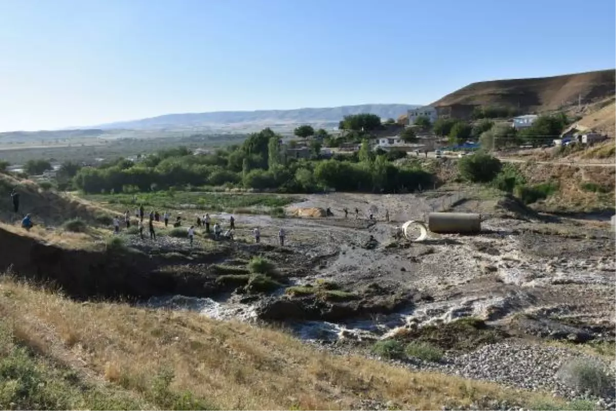 Sulama kanalının sifonu patladı, 120 ton buğday suya kapıldı