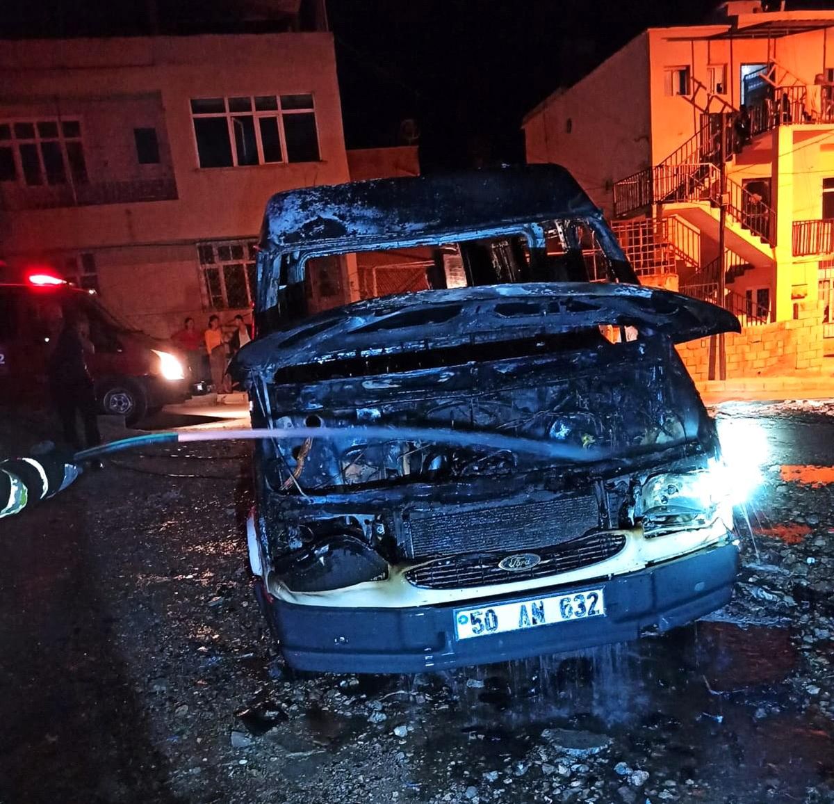 Besni\'de park halindeki minibüs yandı