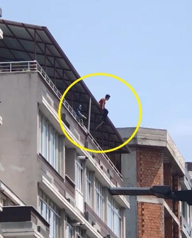 Binanın çatısına çıkan kadını ölümden polis çekip aldı Binanın çatısına çıkan kadını ölümden polis çekip aldı
