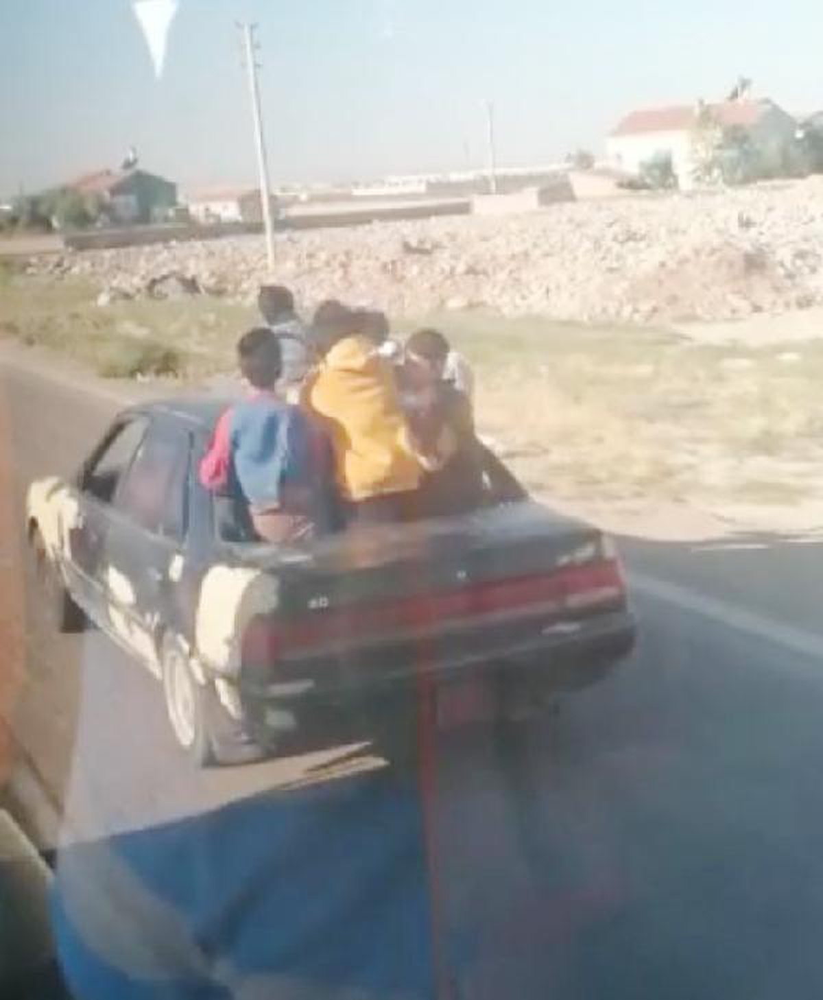 Camları ve plakası olmayan otomobilde tehlikeli yolculuk
