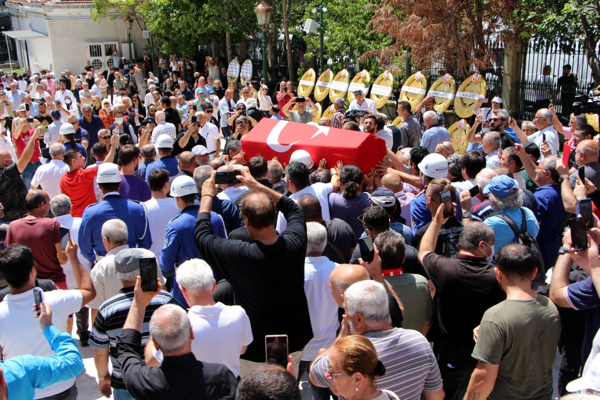 Cüneyt Arkın\'ın cenazesinde gergin anlar! Basın mensupları ile vatandaşlar arasında sinirler gerildi