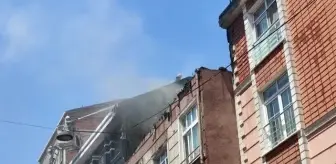 Son dakika haber... Esenler'de binanın çatısında çıkan yangın hasara neden oldu