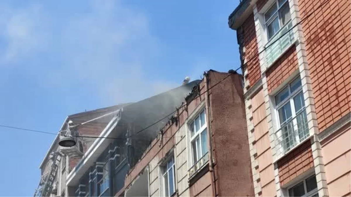 Son dakika haber... Esenler\'de binanın çatısında çıkan yangın hasara neden oldu
