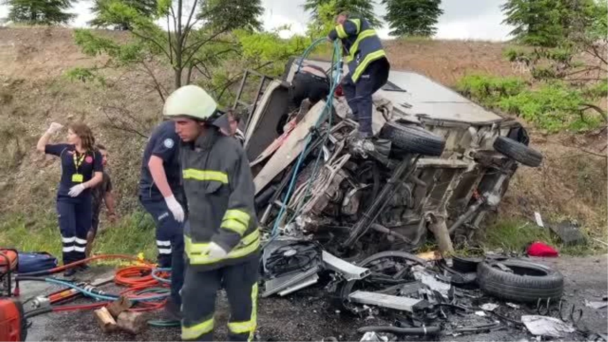 ESKİŞEHİR - Otomobil ile karavanın çarpışması sonucu 5 kişi yaralandı