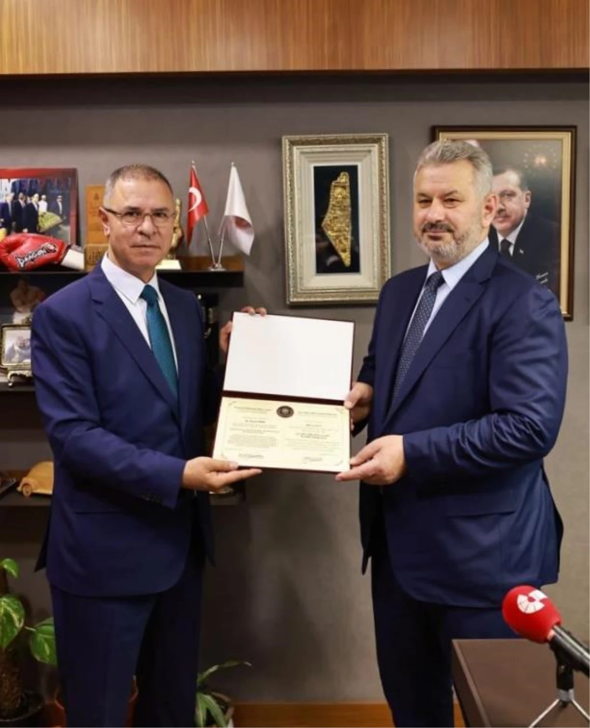 Filistin\'den Türkiye-Filistin Parlamentolar Arası Dostluk Grubu Başkanı Turan\'a ödül