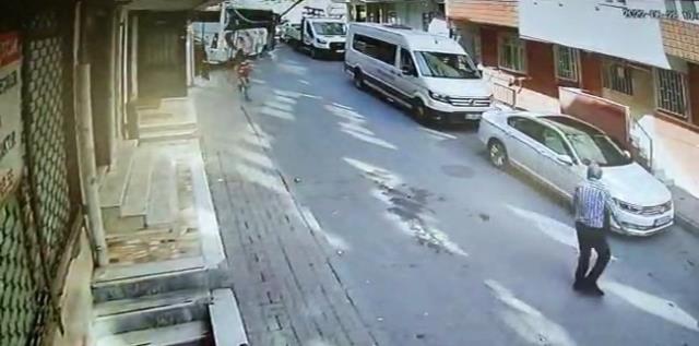 Freni boşalan midibüs duvara çarptı, oyun oynayan çocuk son anda kurtuldu Freni boşalan midibüs duvara çarptı, oyun oynayan çocuk son anda kurtuldu