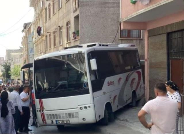 Freni boşalan midibüs duvara çarptı, oyun oynayan çocuk son anda kurtuldu Freni boşalan midibüs duvara çarptı, oyun oynayan çocuk son anda kurtuldu