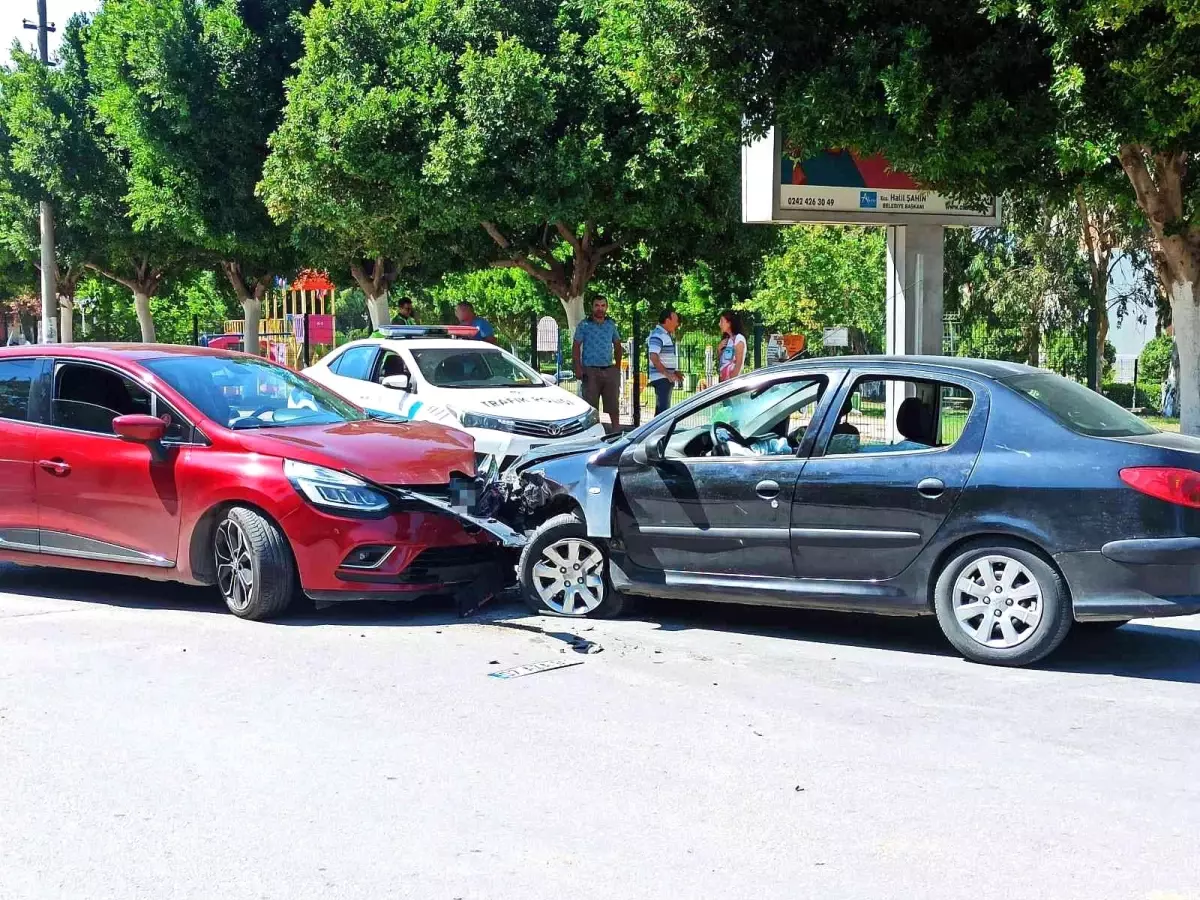 Son dakika 3. sayfa: İki araç kafa kafaya çarpıştı, polisi gören sürücü olay yerinden kaçtı: 1 yaralı