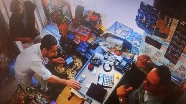 İki arkadaş yatakta çıplak ve sarılmış halde ölü bulundu İki arkadaş yatakta çıplak ve sarılmış halde ölü bulundu