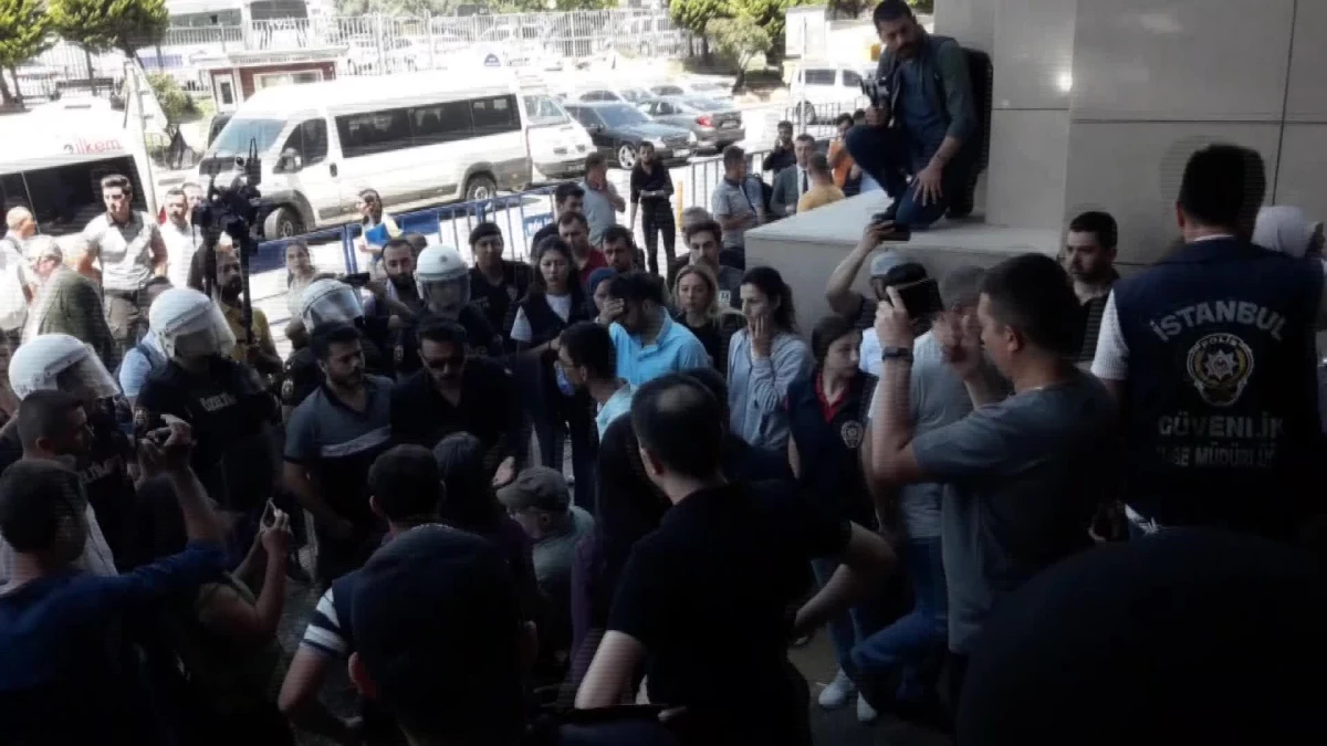 Son dakika: İstanbul Adliyesi Önünde Açıklama Yapmak İsteyen Tutuklu Ailelerine İzin Verilmedi. Hdp\'li İlçe Eş Başkanı Gözaltına Alındı