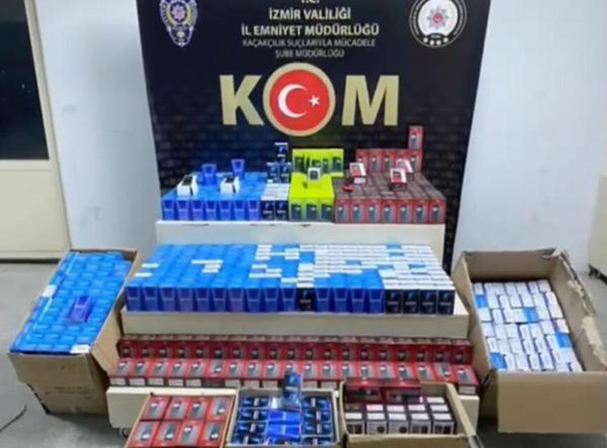 İzmir\'de gümrük kaçağı 1000 cep telefonu ele geçirildi